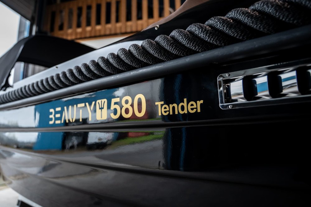 Detail van de romp met belettering Beauty 580 Tender