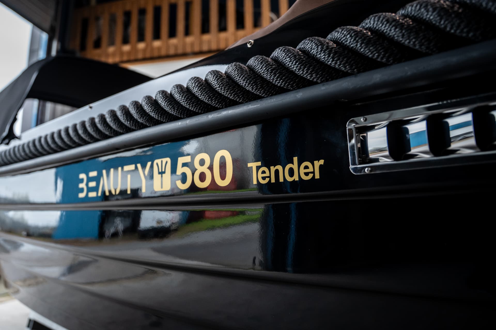 Detail van de romp met belettering Beauty 580 Tender