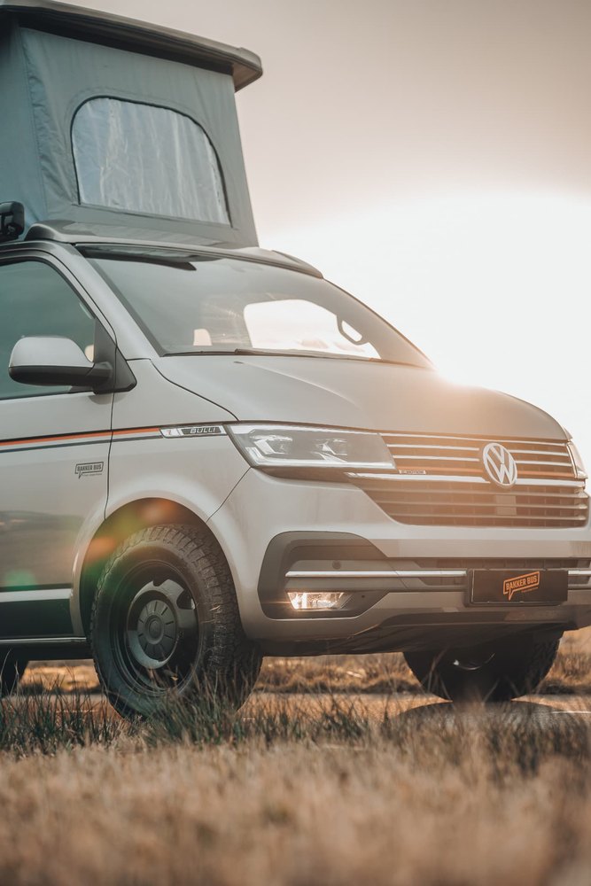 Close-up van de voorkant van een camper met zonnelensflair