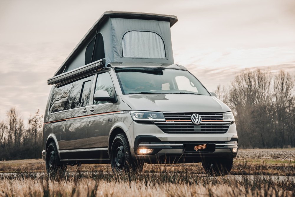 Zijaanzicht van een camper met opklapbare daktent